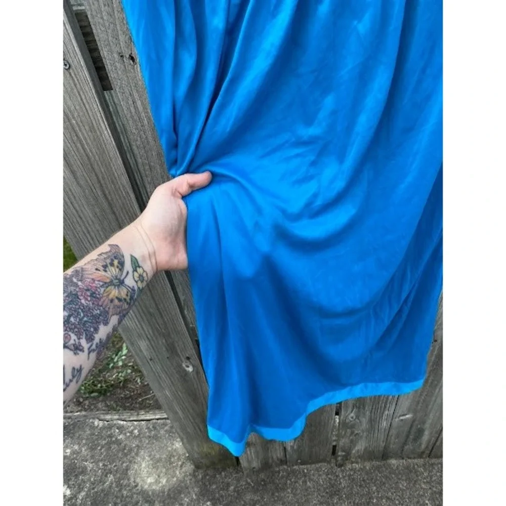 Vanity Fair Blue Sleeveless Embroidered V-Neck Nightgown 2XL 30-307 (flaws) - Picture 6 of 8